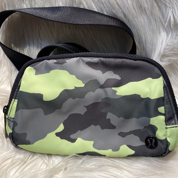 Lululemon Everywhere Belt Bag NWT - Picture 2 of 12